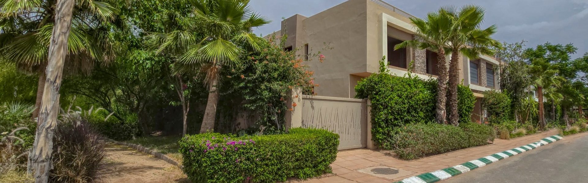 Villa semi-finie moderne à vendre à Chrifia Marrakech avec piscine et solarium