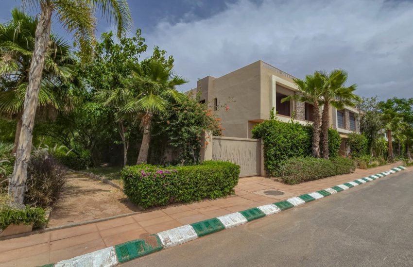 Villa semi-finie moderne à vendre à Chrifia Marrakech avec piscine et solarium