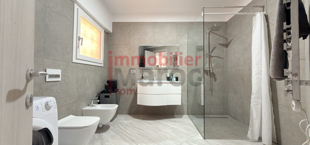 Grande salle de bain luxueuse avec douche, double vasque et WC – appartement à louer à Marrakech, Samlalia