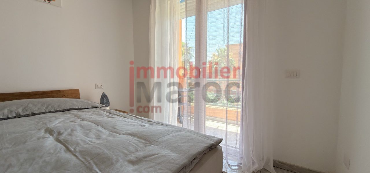 Chambre à coucher lumineuse avec grande baie vitrée – appartement meublé à louer à Marrakech, Samlalia