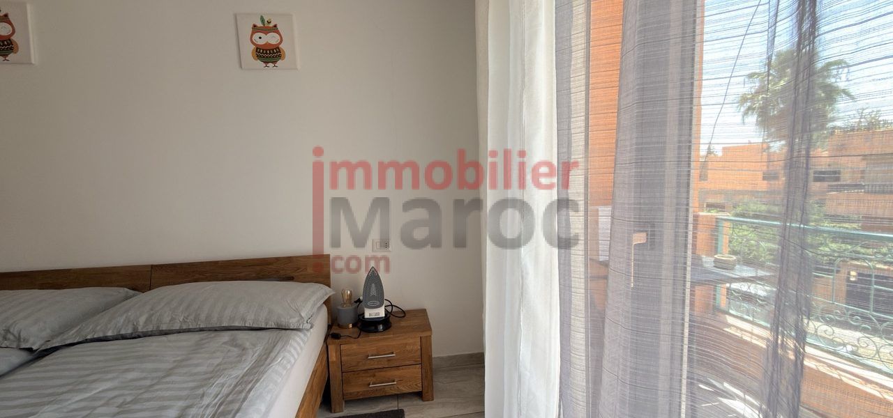 Chambre avec balcon et grande fenêtre lumineuse – appartement meublé à louer à Marrakech, Samlalia