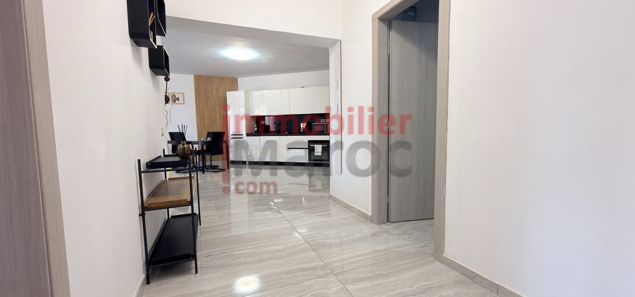 Entrée et couloir donnant sur le séjour – appartement meublé à louer à Marrakech, Samlalia