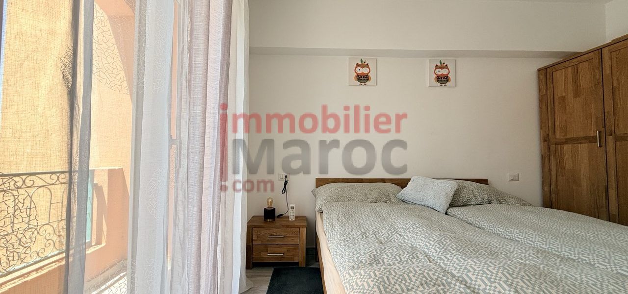 Chambre avec lit double, placard et accès balcon – appartement meublé à louer à Marrakech, Samlalia