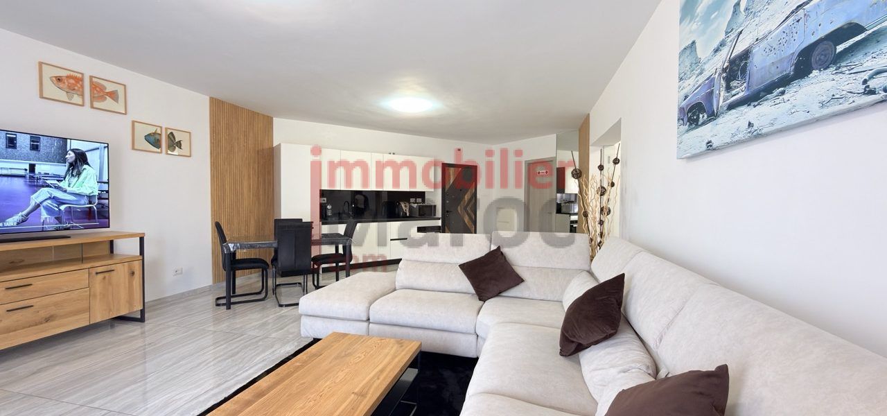 Salon spacieux avec grand canapé d'angle, télévision et coin repas – appartement meublé à louer à Marrakech, Samlalia