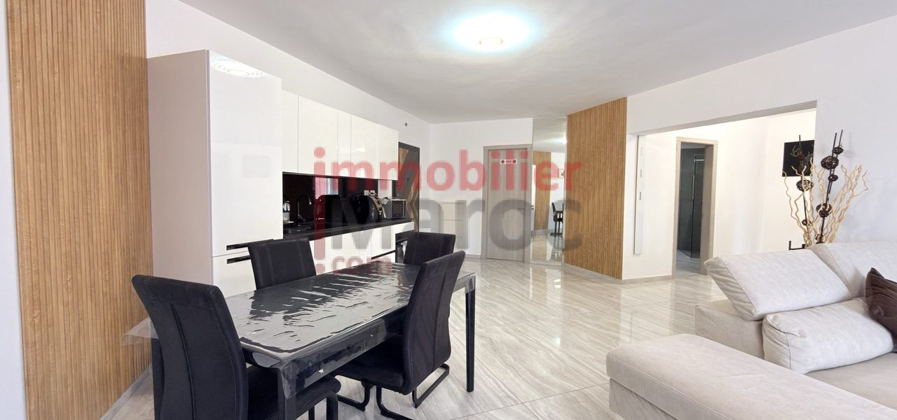 Séjour lumineux avec coin salle à manger et cuisine ouverte – appartement meublé à louer à Marrakech, Samlalia