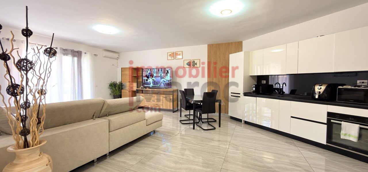 Cuisine ouverte entièrement équipée donnant sur le séjour – appartement à louer à Marrakech, Samlalia