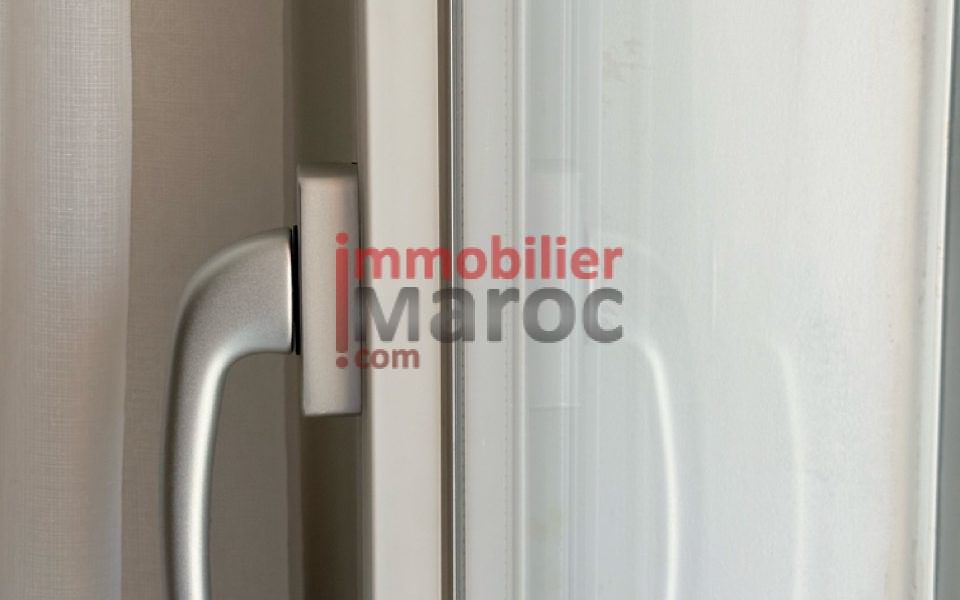 Fenêtre à double vitrage anti-bruit – appartement meublé à louer à Marrakech, Samlalia