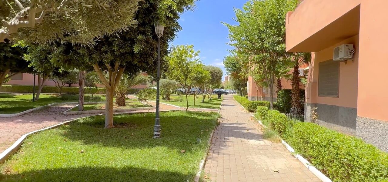 Jardin et allées arborées de la résidence sécurisée – Azzouzia Marrakech