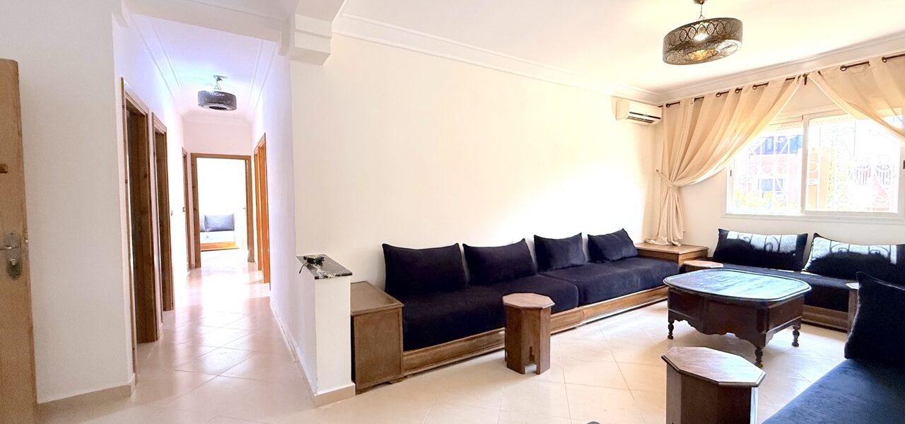 Grand salon vu de l'entrée – appartement 90 m² Azzouzia Marrakech