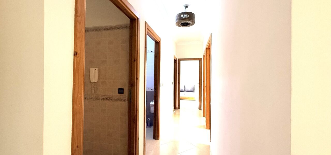 Couloir desservant les 3 chambres – appartement 90 m² Marrakech