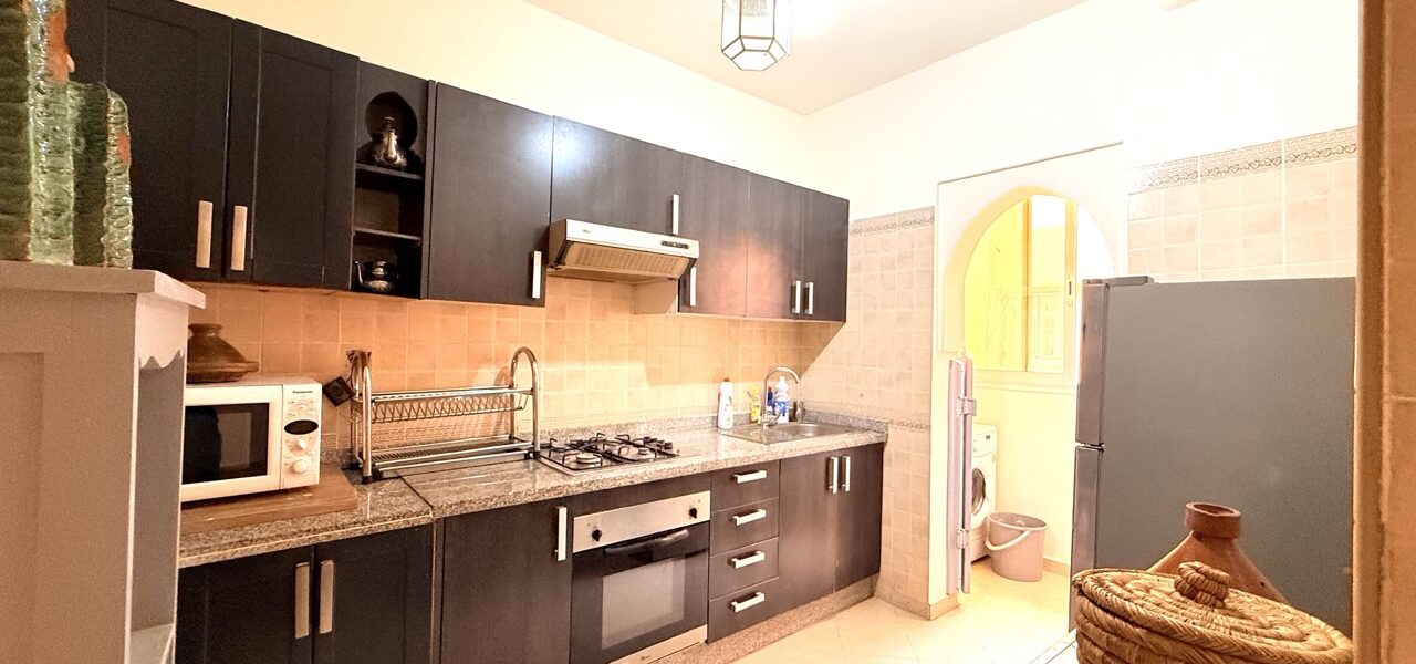 Cuisine équipée avec micro-ondes – appartement Azzouzia Marrakech