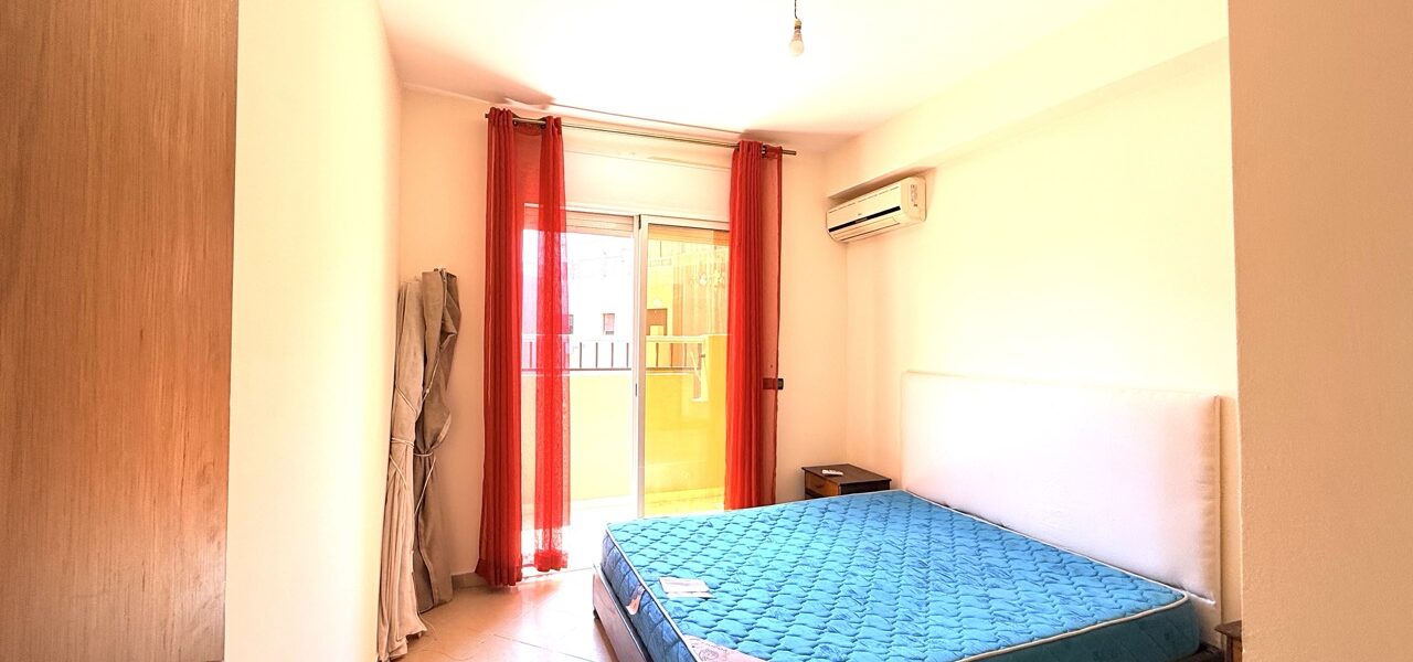 Chambre avec balcon et climatisation – appartement Azzouzia Marrakech