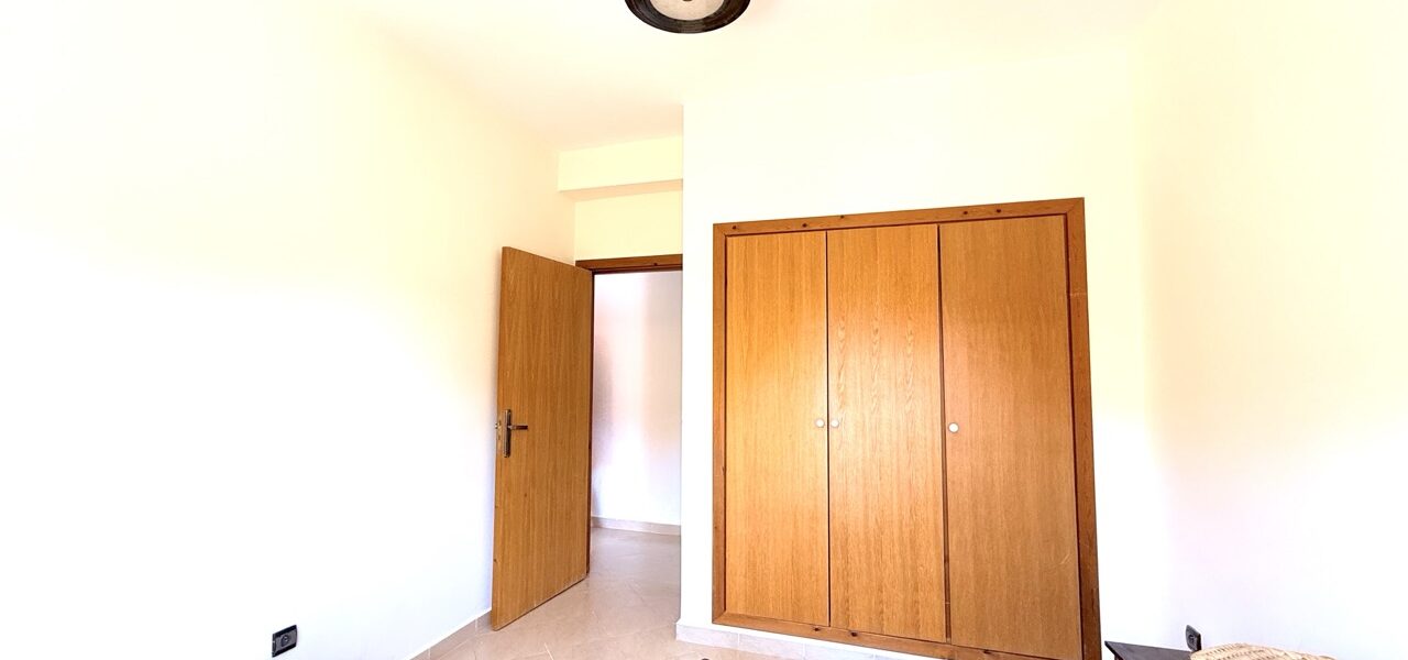 Chambre avec placard intégré – appartement 3 chambres Azzouzia Marrakech