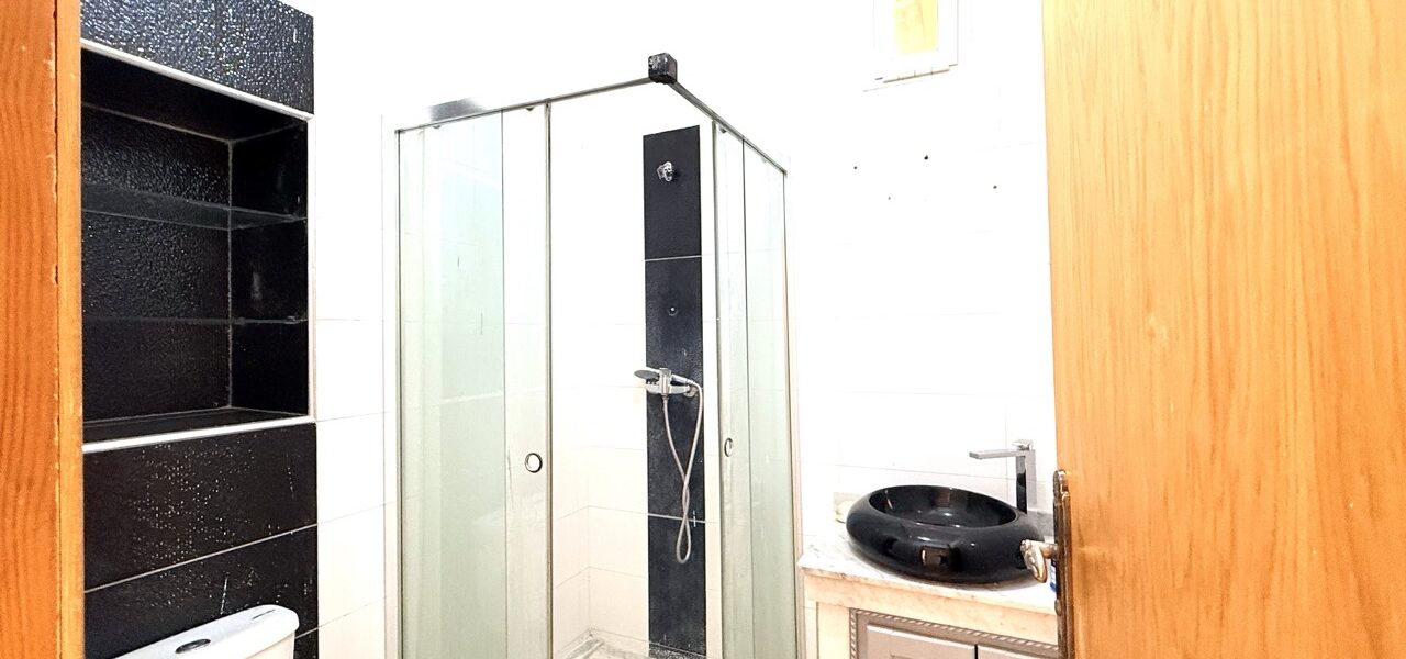 Salle de douche avec cabine – appartement à vendre Azzouzia Marrakech