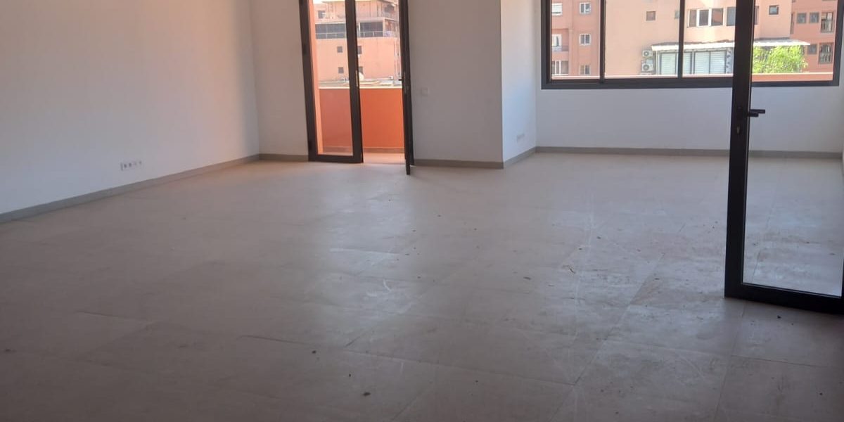 Plateau bureau à louer 95 m² à Guéliz, Marrakech – double façade lumineux