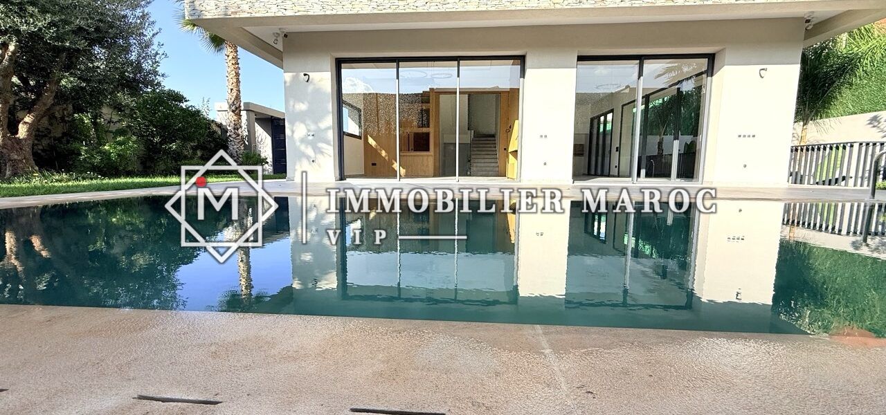 Baies vitrées ouvertes sur la piscine, villa à vendre au Golf d'Amelkis, Marrakech