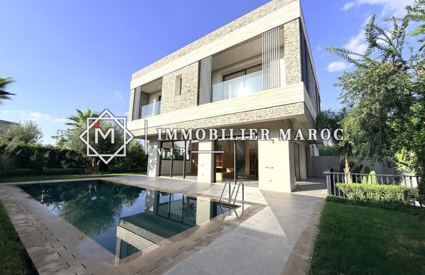 Façade et piscine, villa à vendre au Golf d'Amelkis, Marrakech