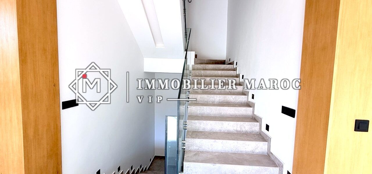 Escalier vers l'étage, villa à vendre au Golf d'Amelkis, Marrakech