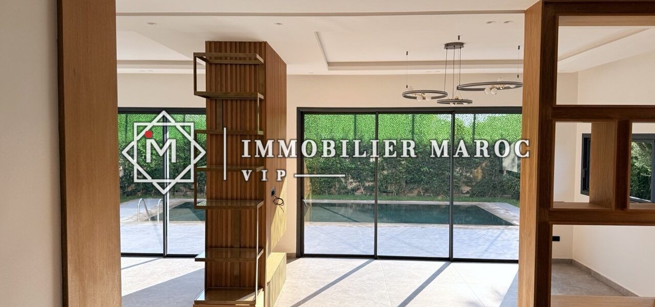 Salon avec cheminée contemporaine, villa à vendre au Golf d'Amelkis, Marrakech