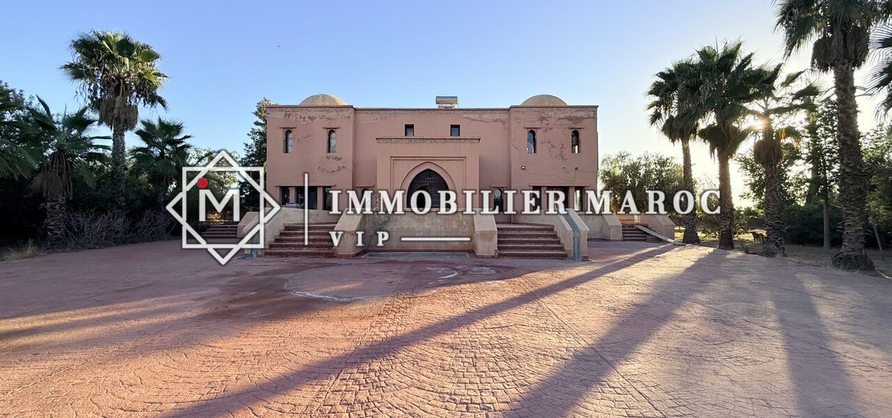 Façade d'un riad entouré de palmiers – maison d'hôtes à vendre à la Palmeraie de Marrakech
