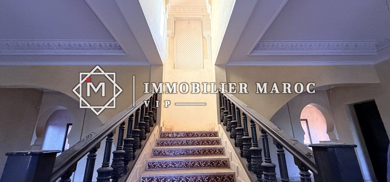 Escalier d'honneur avec rampe en fer forgé – riad marocain à vendre Palmeraie Marrakech