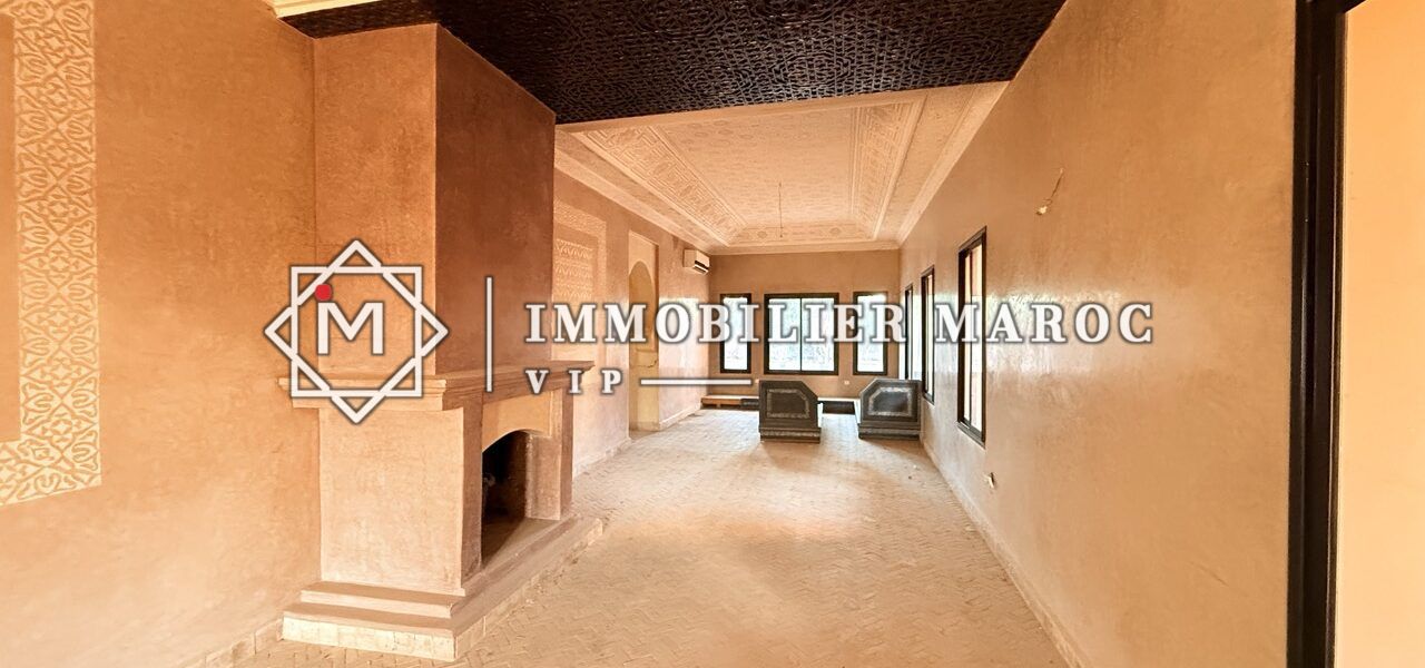 Grand salon avec cheminée et plafond en bois – maison d'hôtes à vendre Palmeraie Marrakech