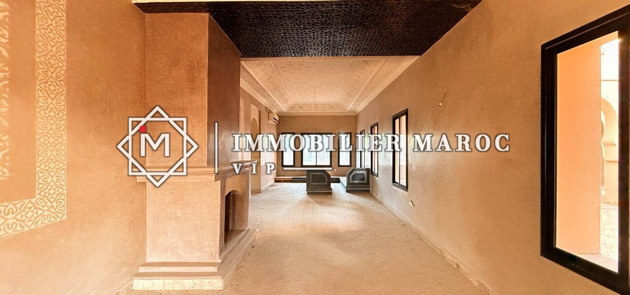 Volume du salon avec cheminée, sol en terre cuite – domaine à vendre Palmeraie Marrakech