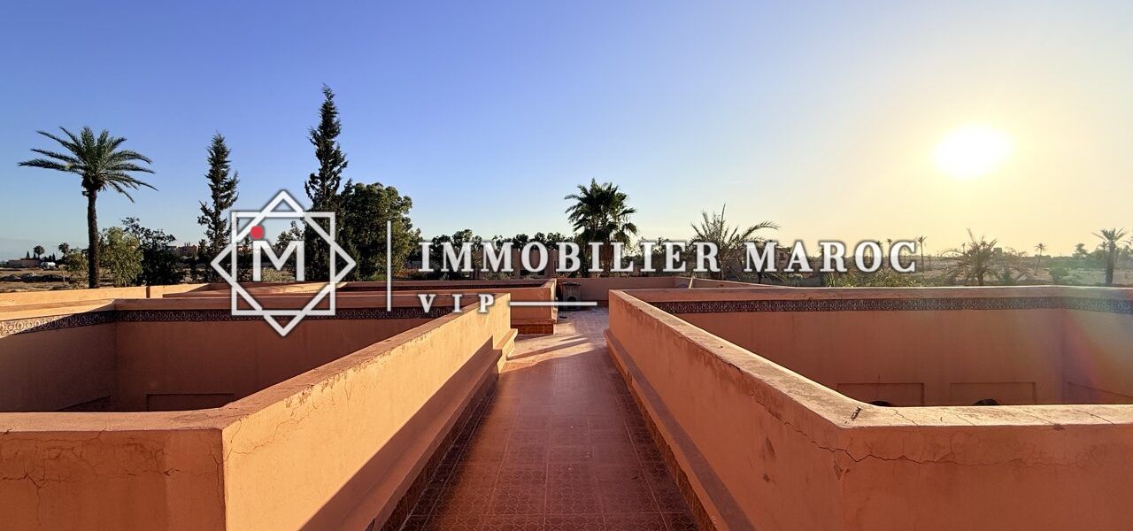 Terrasse sur le toit au coucher du soleil, vue sur la Palmeraie – riad à vendre Marrakech