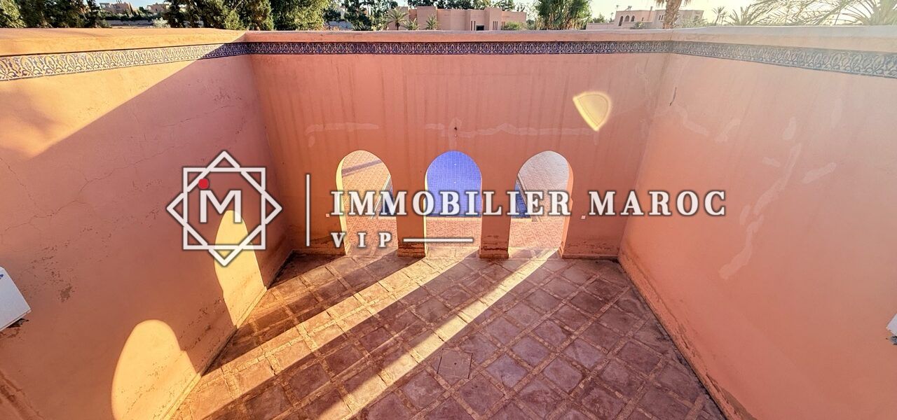 Terrasse avec arcades et vue sur les palmiers – maison d'hôtes à vendre Palmeraie Marrakech
