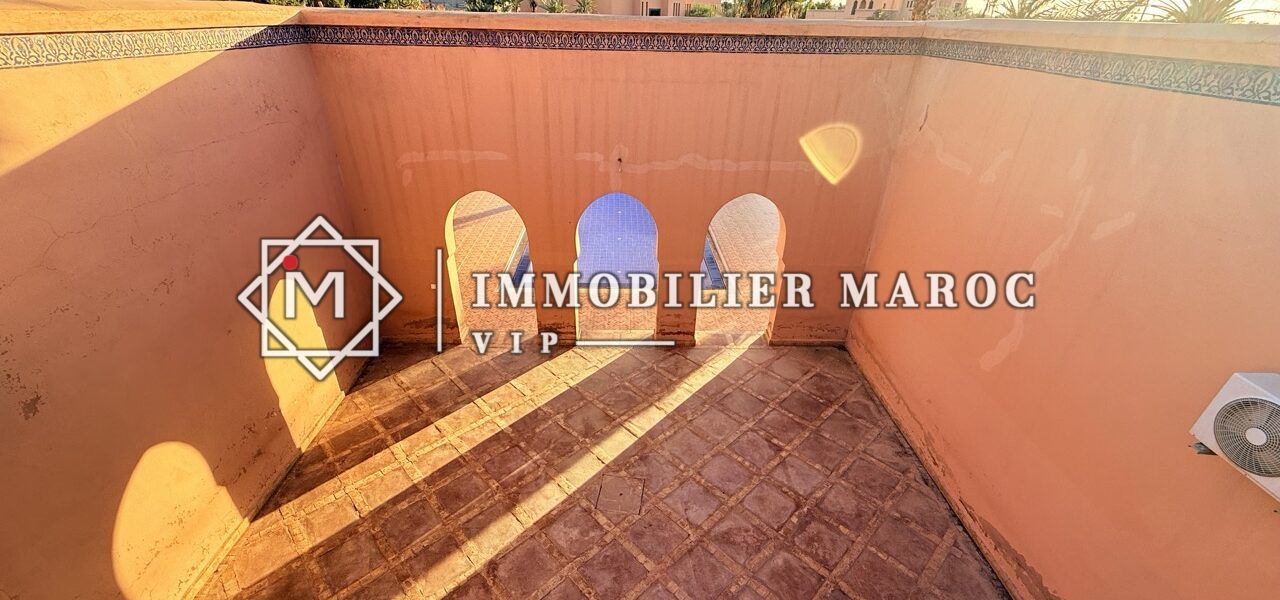 Terrasse ensoleillée à arcades, sol en brique – domaine touristique à vendre Palmeraie Marrakech