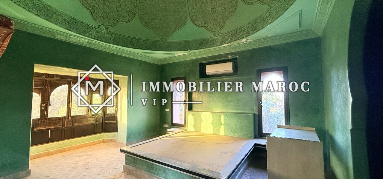 Suite en tadelakt vert avec plafond en plâtre sculpté – riad à vendre Palmeraie Marrakech