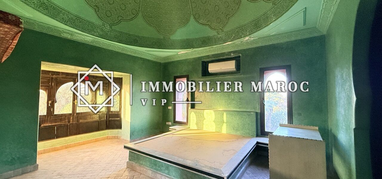 Suite verte, plafond en coupole sculptée et banquette – maison d'hôtes à vendre Palmeraie Marrakech