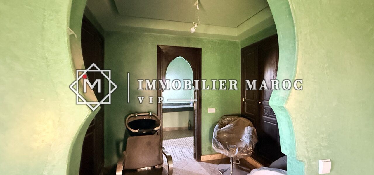 Arche marocaine ouvrant sur la suite verte – riad à vendre à la Palmeraie de Marrakech