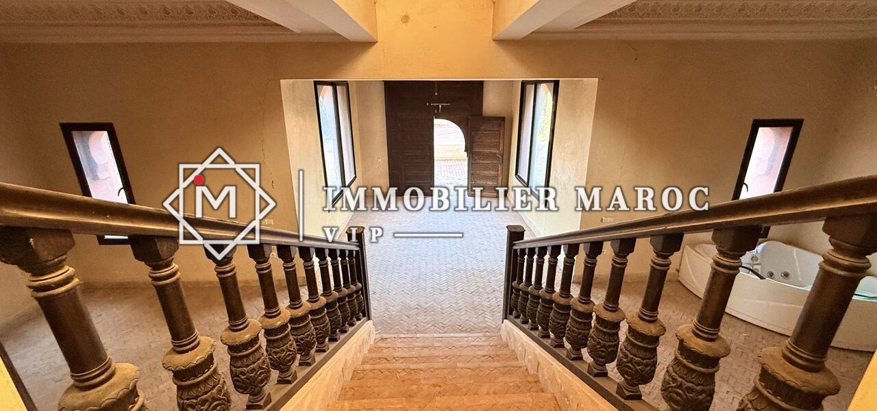 Escalier avec balustrade en bois tourné – riad marocain à vendre à la Palmeraie de Marrakech