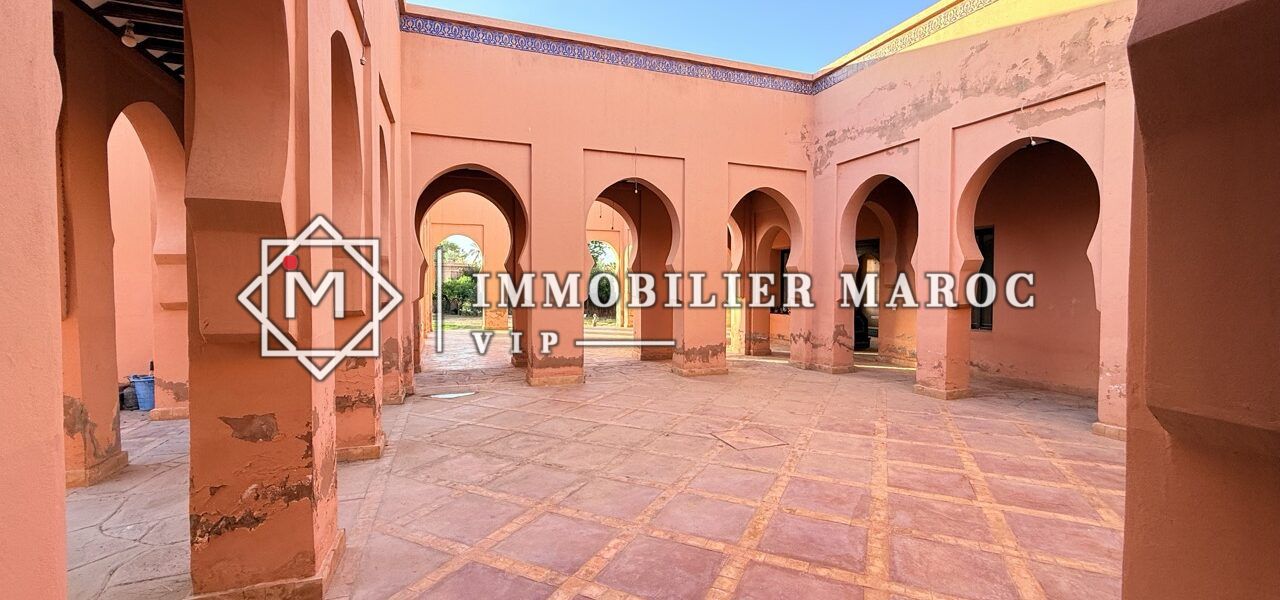 Patio entouré d'arcades marocaines – maison d'hôtes à vendre à la Palmeraie de Marrakech