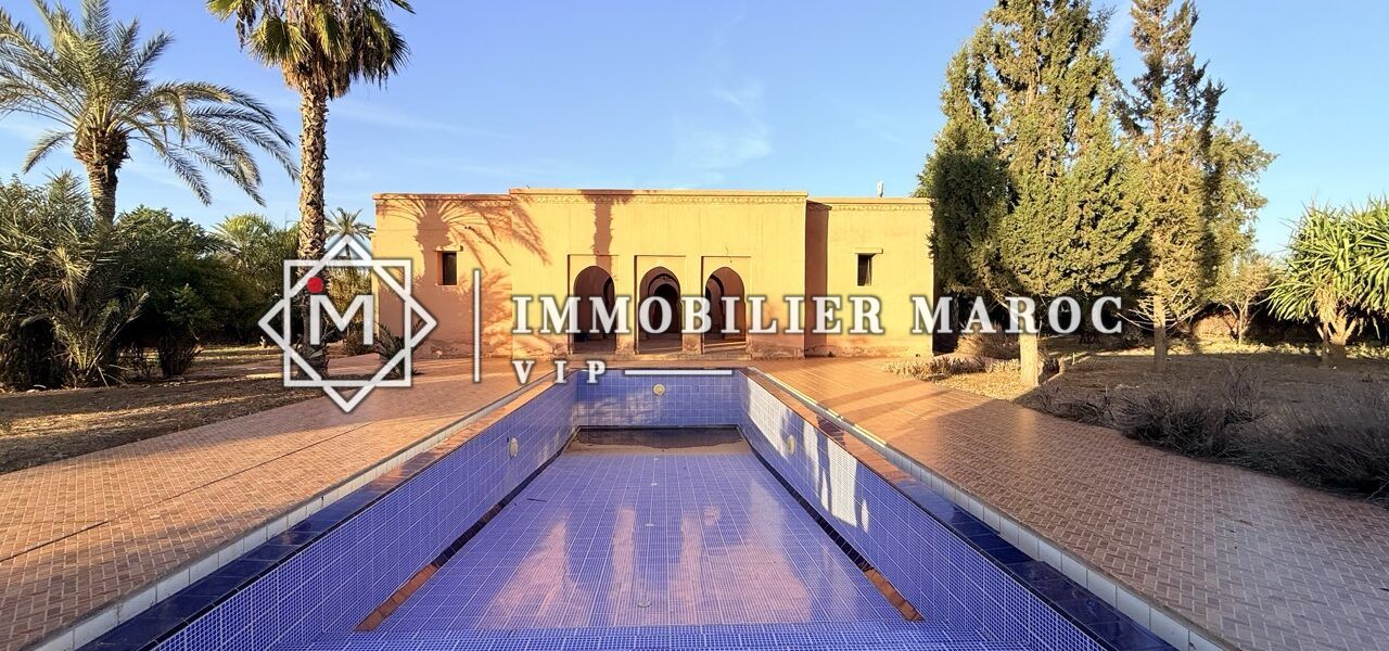 Piscine en longueur face à la façade d'un riad – domaine à vendre à la Palmeraie de Marrakech