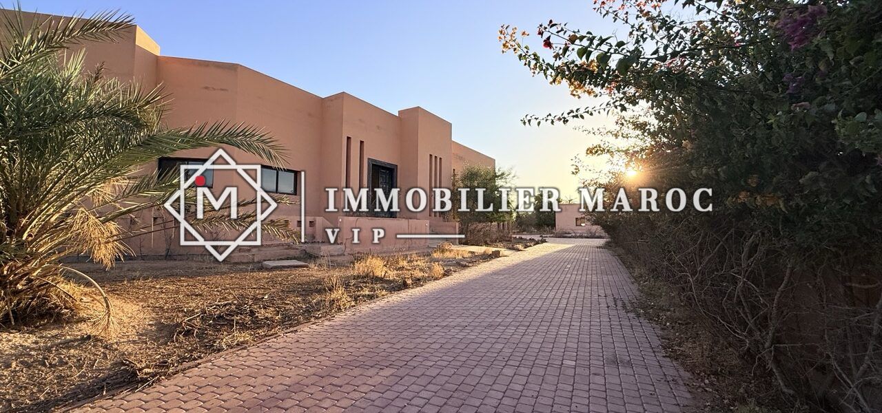 Allée pavée bordée de bougainvilliers menant à une villa – domaine à vendre Palmeraie Marrakech