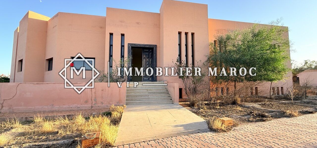 Façade contemporaine d'une des villas avec perron – projet touristique à vendre Palmeraie Marrakech