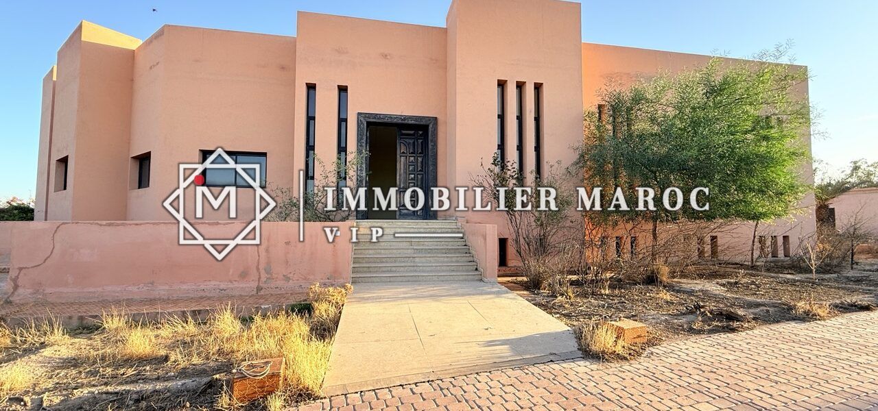 Entrée d'une villa de style riad moderne et son jardin – domaine à vendre Palmeraie Marrakech