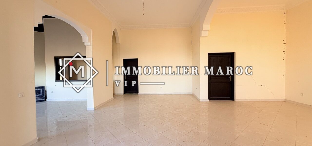 Grand salon lumineux avec arche – maison d'hôtes à vendre à la Palmeraie de Marrakech