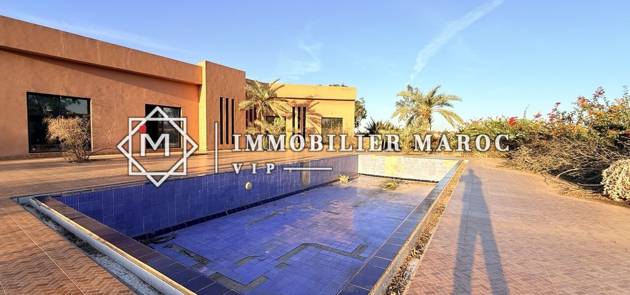 Piscine et terrasse en brique au coucher du soleil – villa à vendre à la Palmeraie de Marrakech