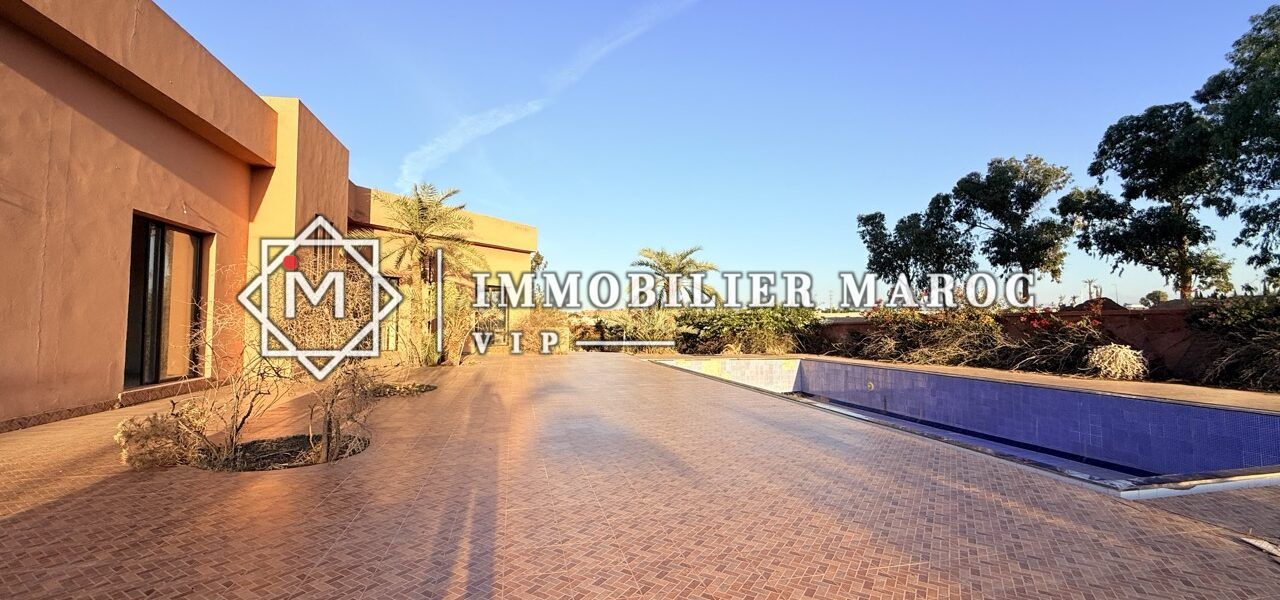 Grande terrasse et piscine sous le ciel bleu – domaine touristique à vendre Palmeraie Marrakech