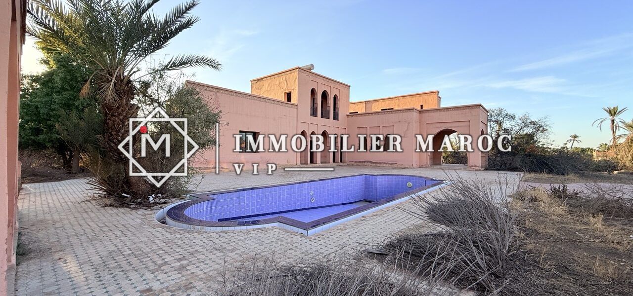 Piscine de forme libre et villa en arrière-plan – maison d'hôtes à vendre Palmeraie Marrakech