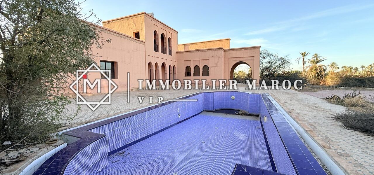 Piscine du riad 3 avec vue sur l'Atlas – domaine à vendre à la Palmeraie de Marrakech