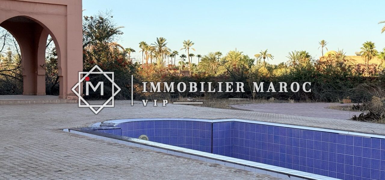 Piscine et arche marocaine avec vue sur les palmiers – riad à vendre Palmeraie Marrakech