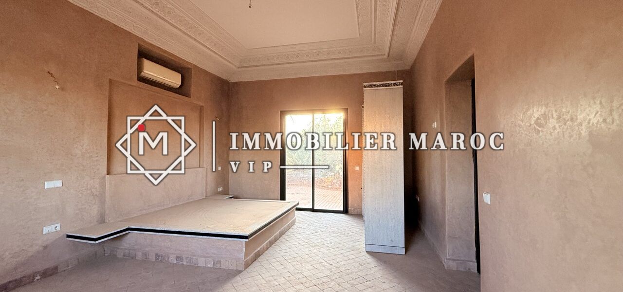 Suite avec porte-fenêtre et plafond mouluré – maison d'hôtes à vendre à la Palmeraie de Marrakech
