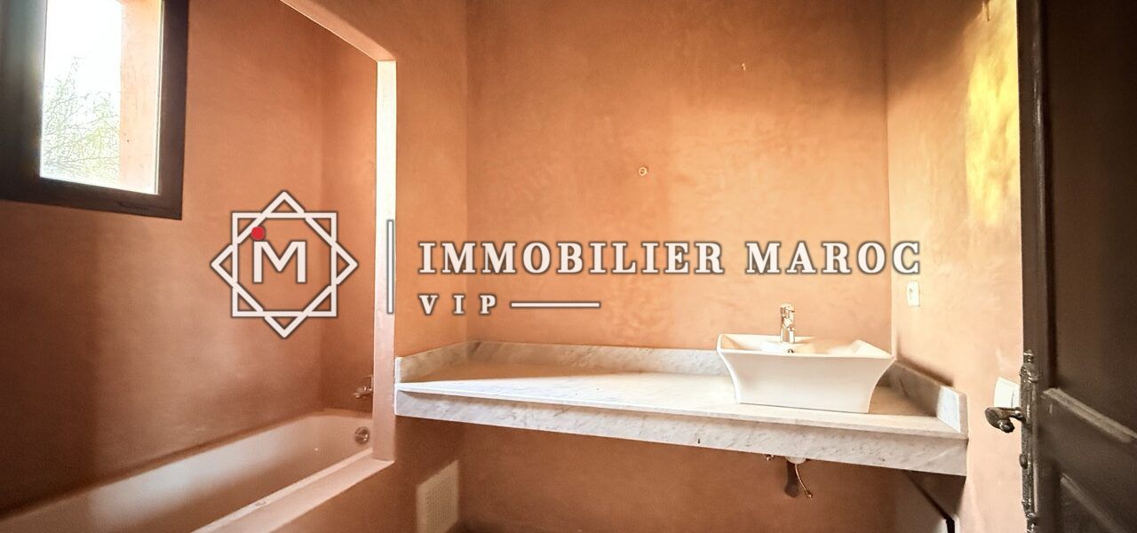 Salle de bain en tadelakt avec vasque posée – suite d'un riad à vendre Palmeraie Marrakech