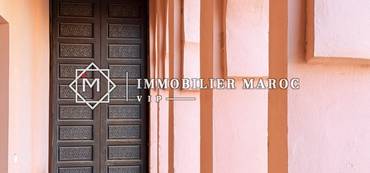 Porte traditionnelle en bois sculpté – riad marocain à vendre à la Palmeraie de Marrakech