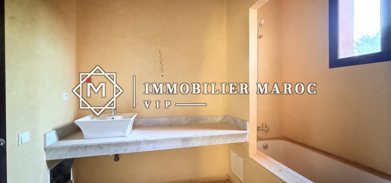 Salle de bain avec baignoire et vasque – suite d'une maison d'hôtes à vendre Palmeraie Marrakech