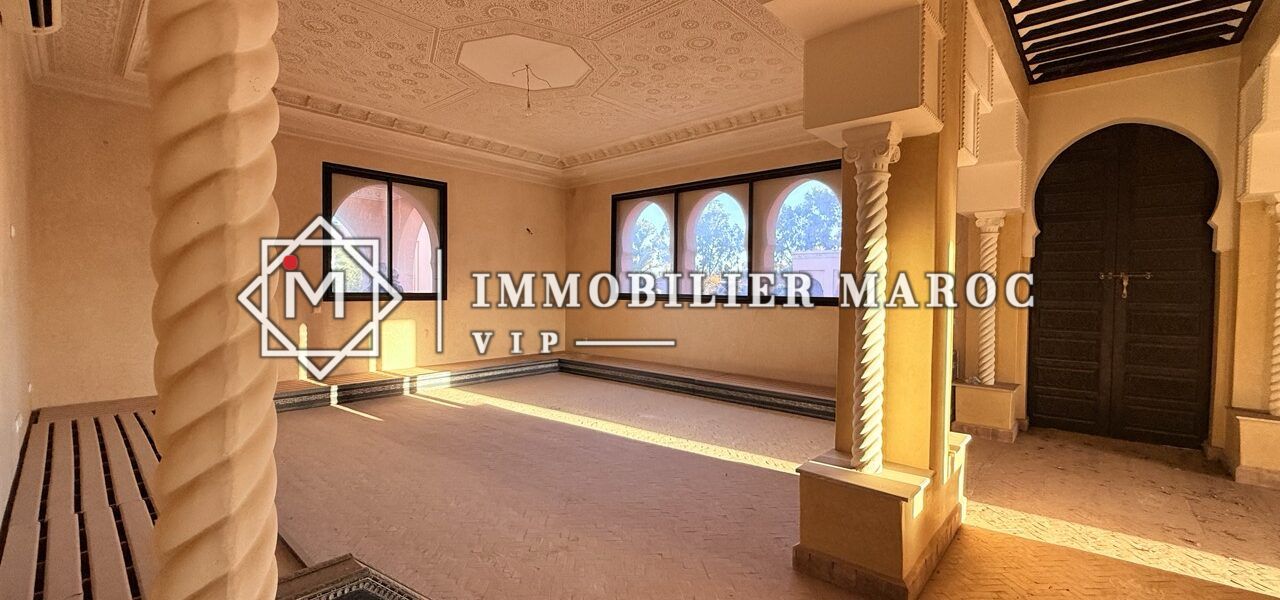 Salon à colonnes torsadées et plafond en bois – riad à vendre à la Palmeraie de Marrakech